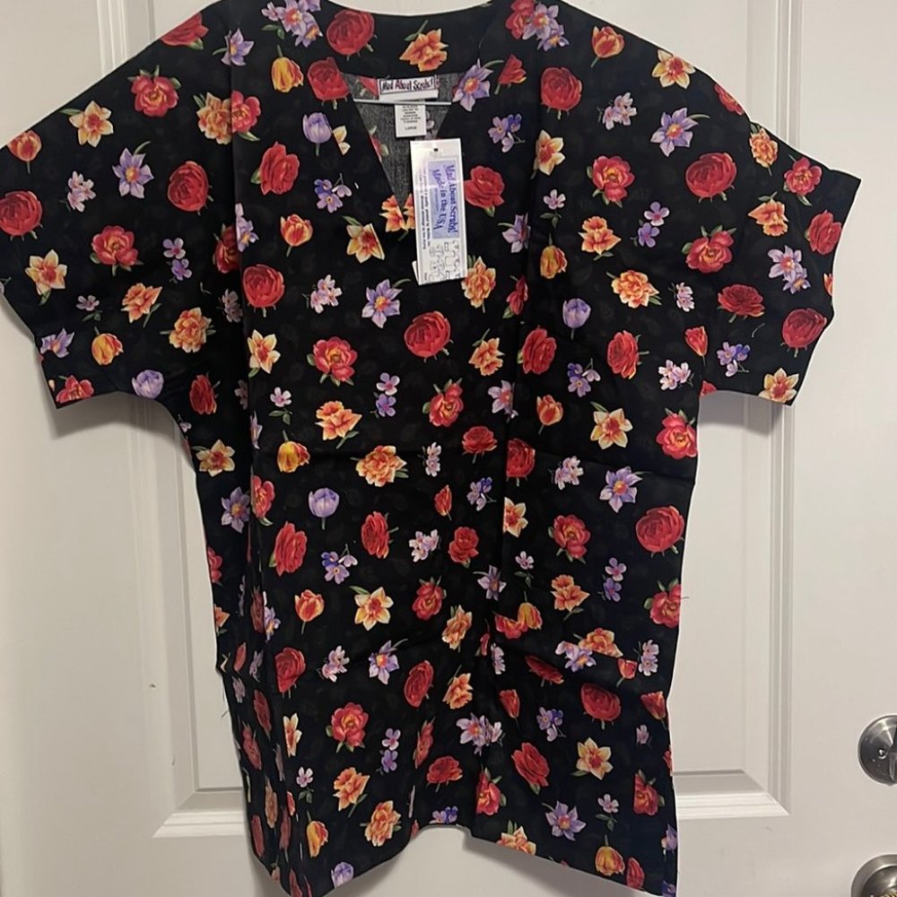 Women top only two pockets mad about scrubs size large Roses pattern